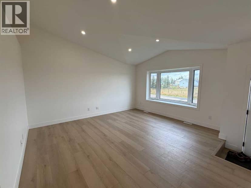 4505 53 Avenue — photo 10 of 40