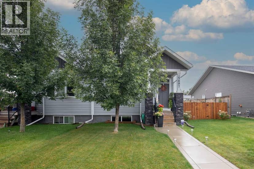 5697 45 Avenue, Lacombe, photo 2