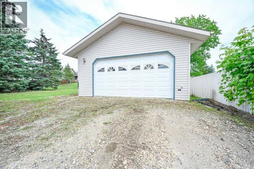 902 Birch Street, Beaverlodge, photo 2