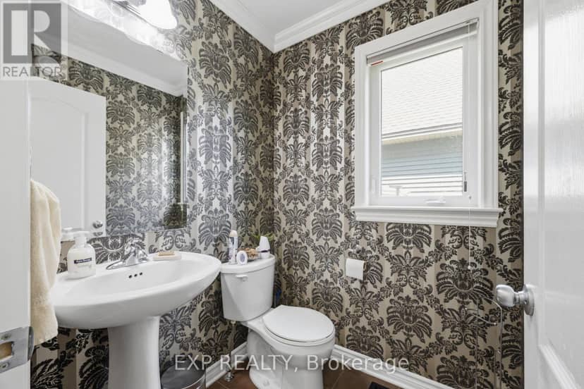 273 Gracewood Crescent — photo 4 of 40