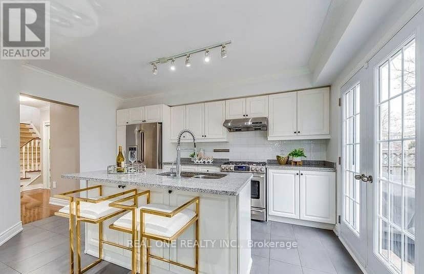 2093 Shorncliffe Boulevard — photo 11 of 31