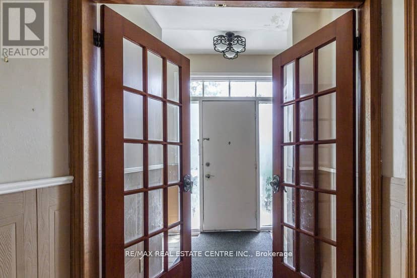 215-217 Queen Street — photo 11 of 40