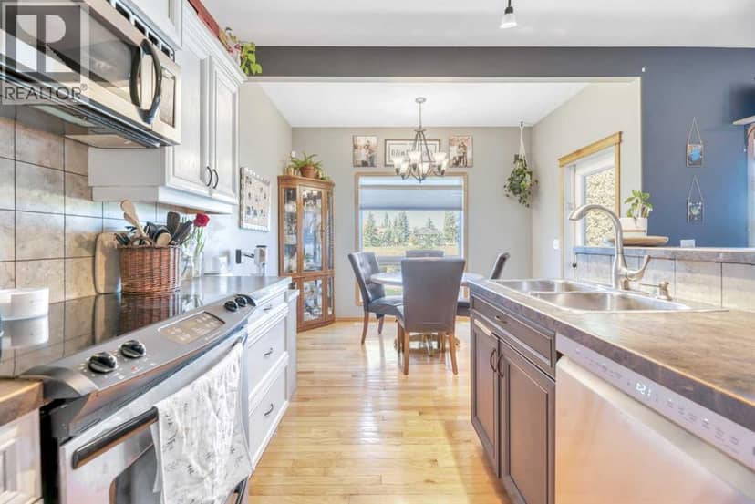 148 Aspen Creek Crescent — photo 10 of 40