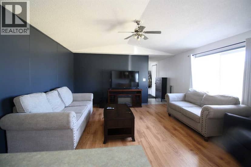 9900 108 Street, High Level, photo 5