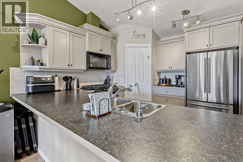 224 Hillvale Crescent — photo 9 of 35