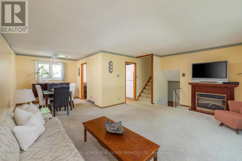 18 Osborne Crescent — photo 10 of 33