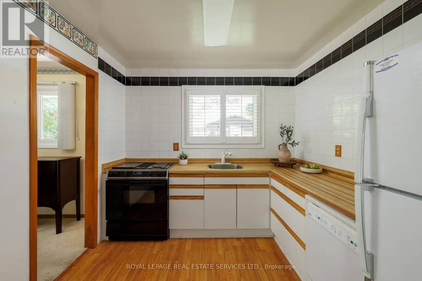 18 Osborne Crescent — photo 12 of 33