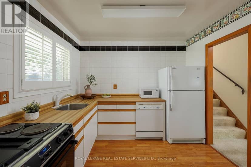 18 Osborne Crescent — photo 13 of 33
