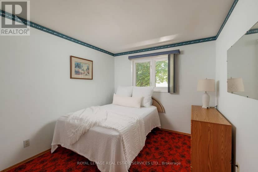 18 Osborne Crescent — photo 17 of 33