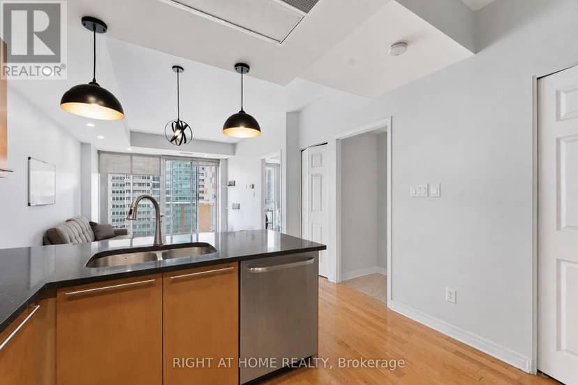 1009 - 134 York Street — photo 2 of 21