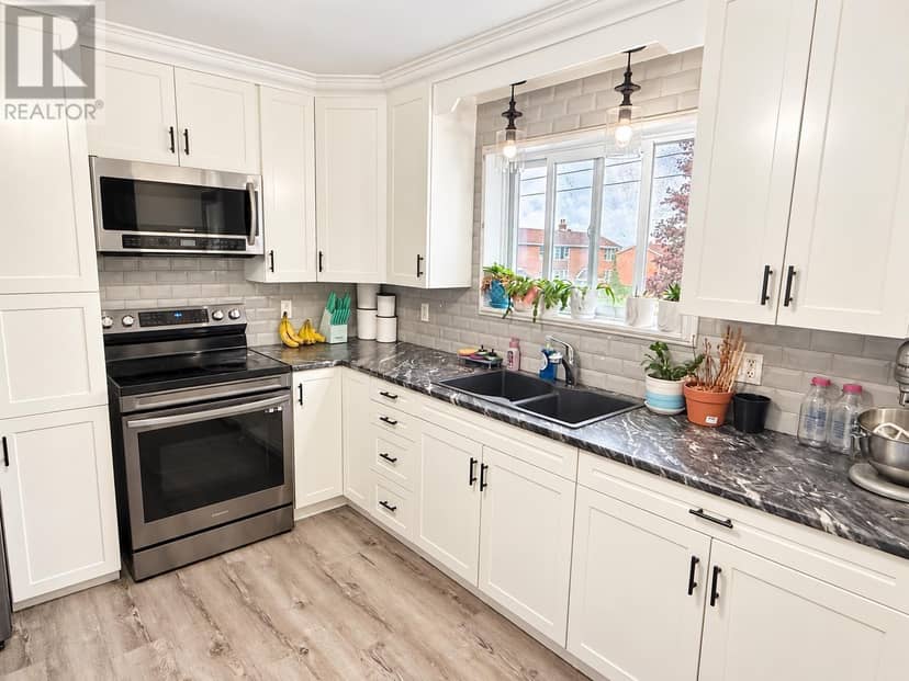 31 Hirshhorn AVE — photo 12 of 33