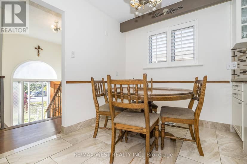 112 Harris Crescent — photo 12 of 32
