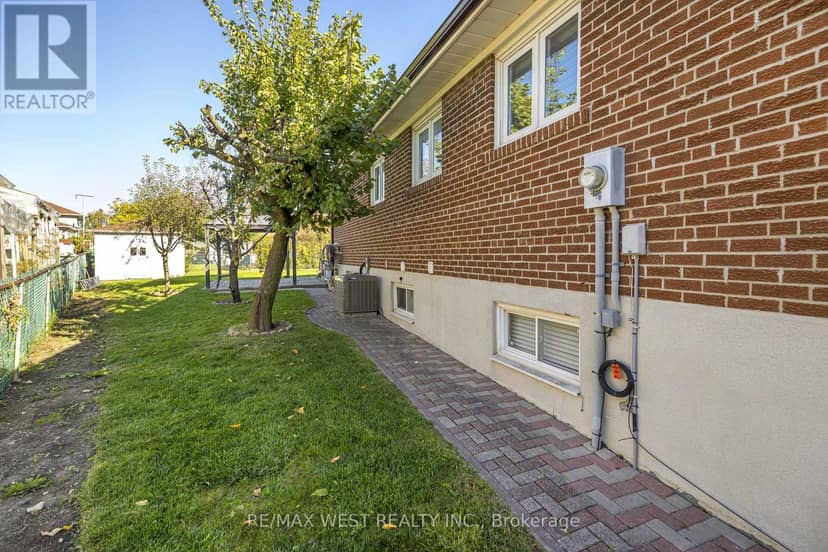 112 Harris Crescent — photo 32 of 32