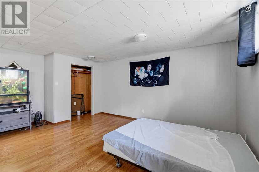 13 Irwin AVE — photo 16 of 37