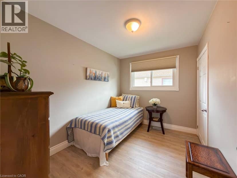 8 RUTHERFORD Street — photo 23 of 40