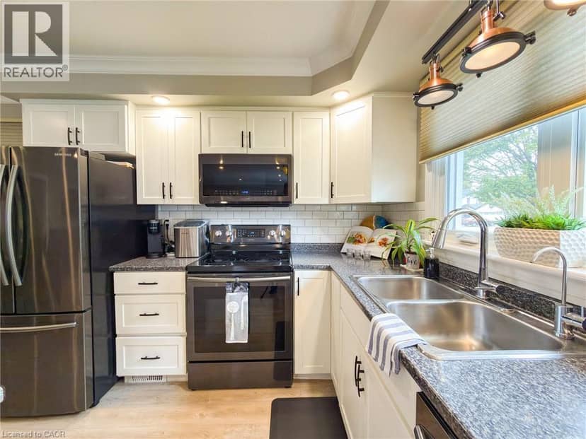 8 RUTHERFORD Street — photo 15 of 40
