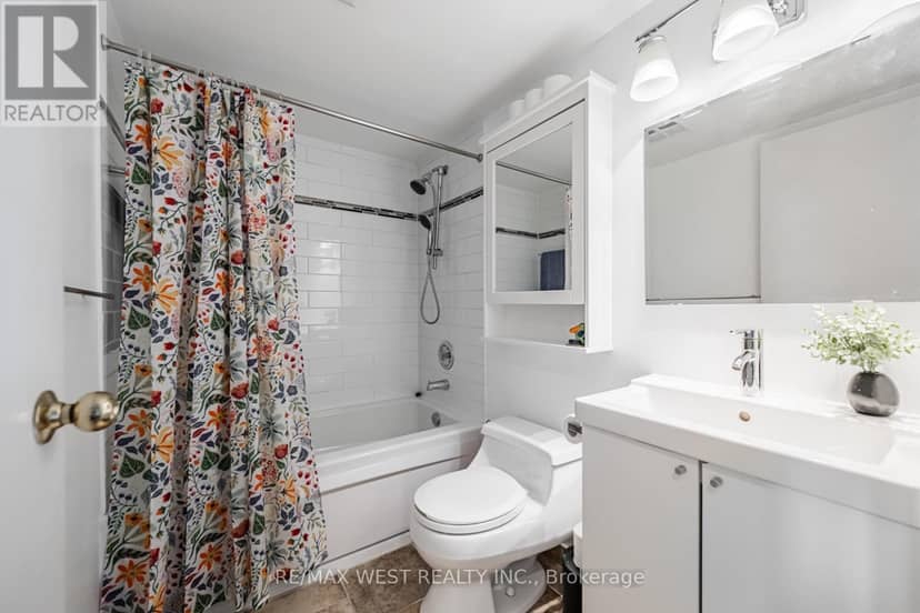 404 - 117 Gerrard Street E — photo 11 of 18