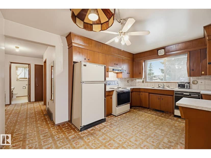 7319 150 AV NW — photo 10 of 40