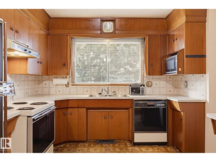 7319 150 AV NW — photo 11 of 40