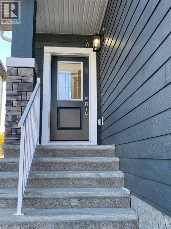 707 Mandalay Avenue NW, Carstairs, photo 2