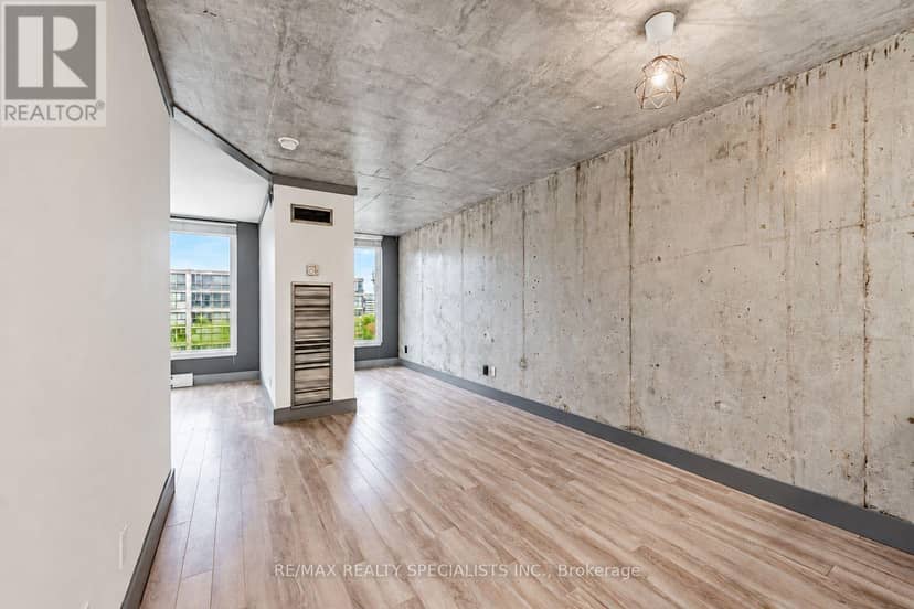 819 - 222 The Esplanade — photo 11 of 40