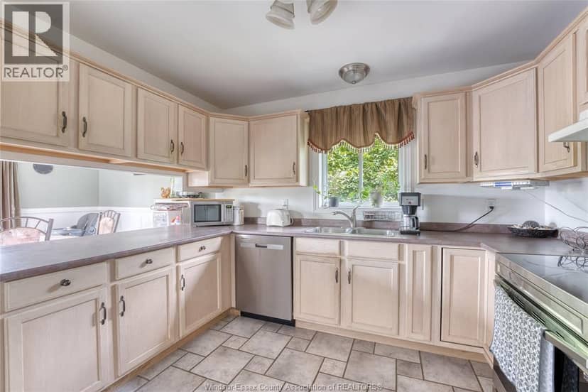 1610 Chornoby CRESCENT — photo 9 of 40