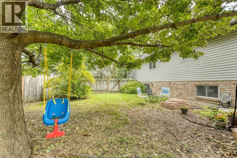 1610 Chornoby CRESCENT — photo 37 of 40