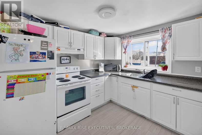 10-12 Manitou Crescent — photo 10 of 34