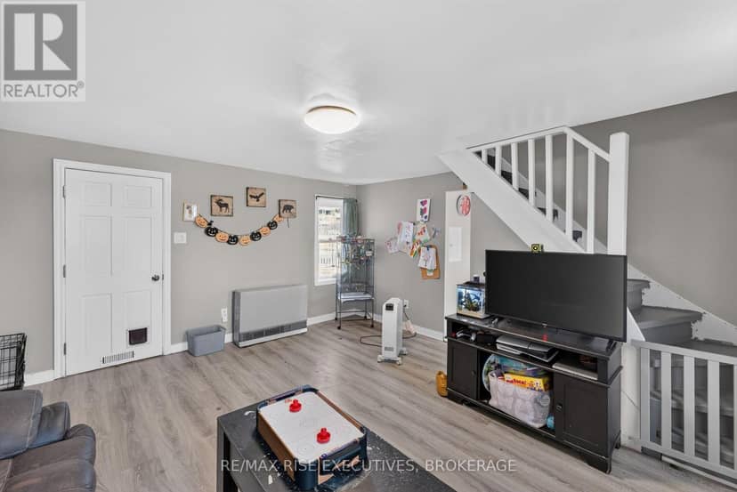 10-12 Manitou Crescent — photo 16 of 34