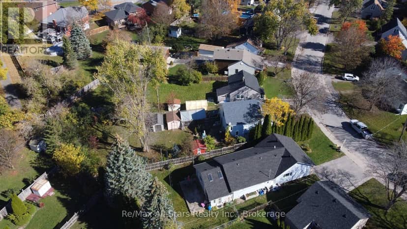 32 Churchill Crescent — photo 3 of 31
