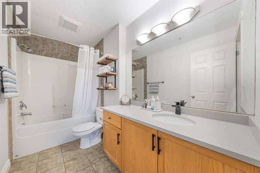 204, 990 Centre Avenue NE — photo 16 of 29