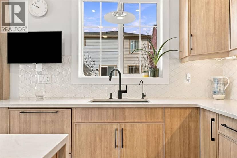 24 Yorkville Terrace SW — photo 12 of 40