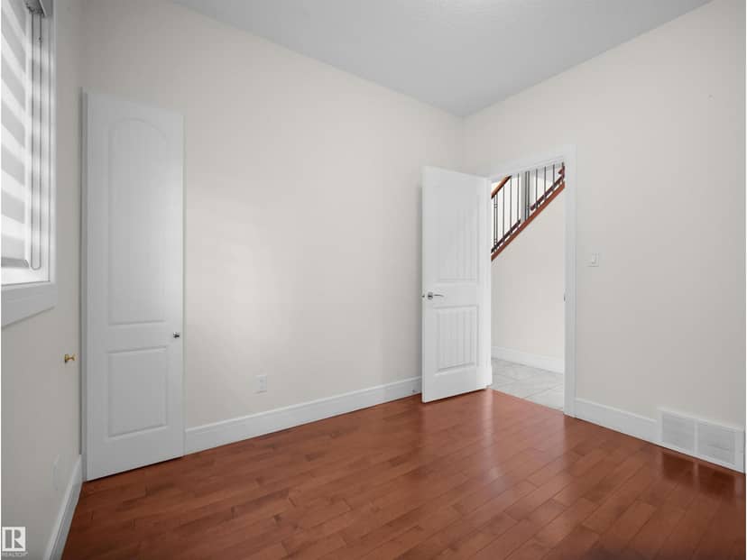 5219 18 AV SW — photo 14 of 35