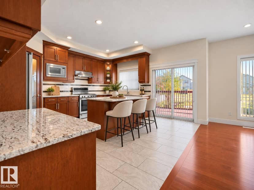 5219 18 AV SW — photo 10 of 35