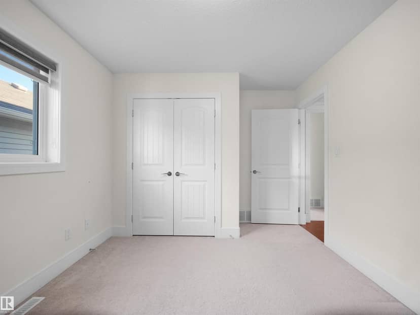 5219 18 AV SW — photo 25 of 35