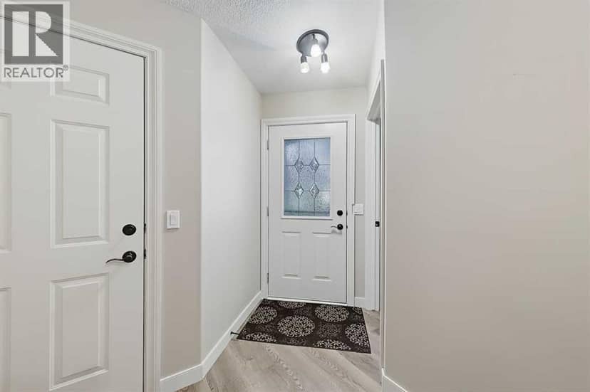 118 Whispering Way, Vulcan, photo 2
