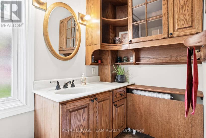 240 Dibble Street W — photo 23 of 40