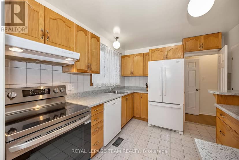 2092 St Laurent Boulevard — photo 12 of 40
