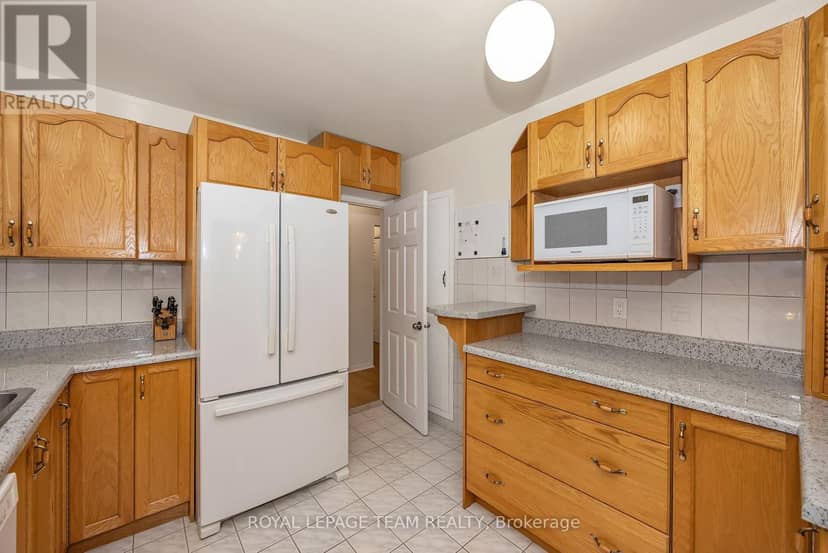 2092 St Laurent Boulevard — photo 15 of 40