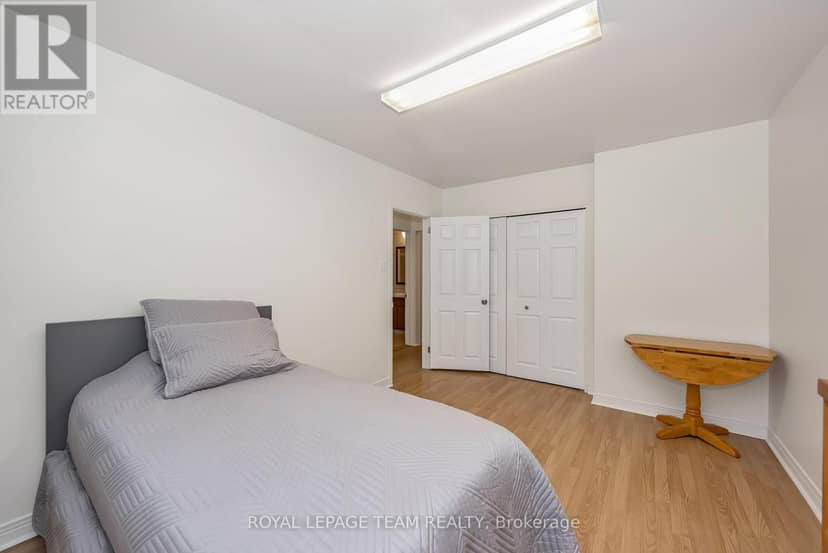 2092 St Laurent Boulevard — photo 18 of 40