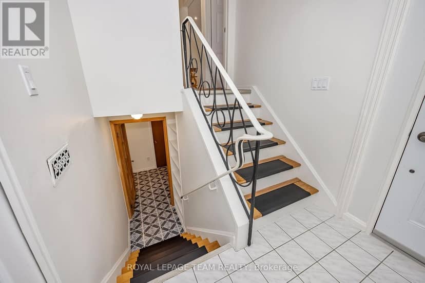 2092 St Laurent Boulevard — photo 25 of 40