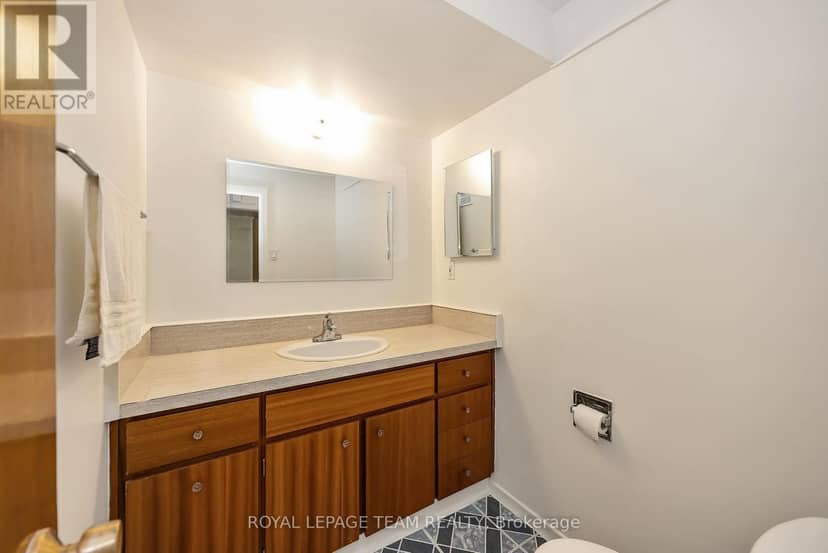 2092 St Laurent Boulevard — photo 35 of 40