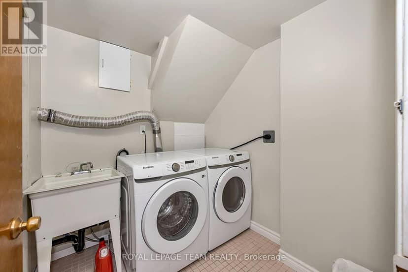 2092 St Laurent Boulevard — photo 36 of 40