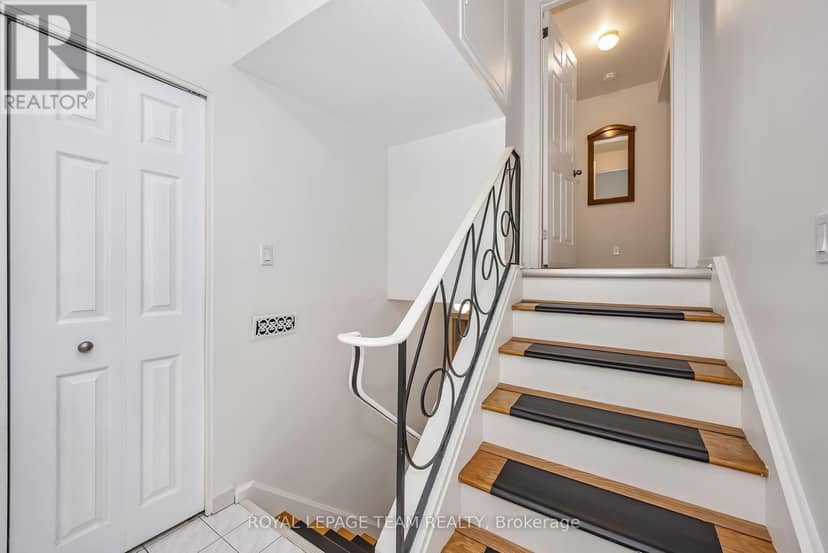 2092 St Laurent Boulevard, Ottawa, photo 6