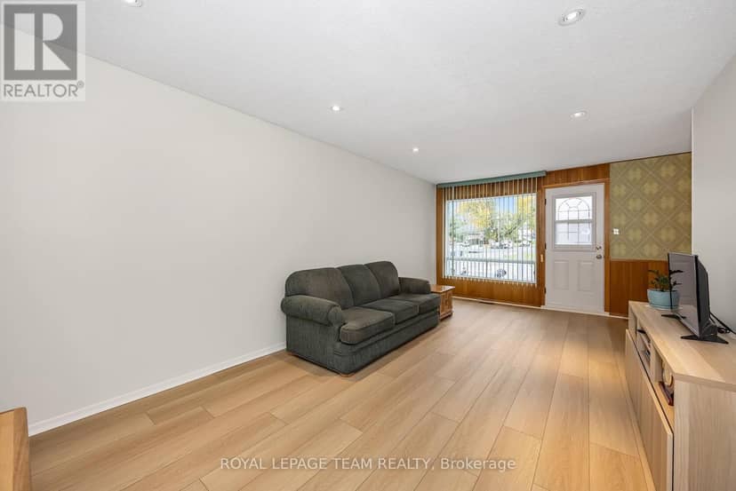 2092 St Laurent Boulevard, Ottawa, photo 7