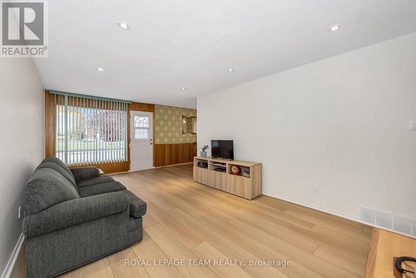 2092 St Laurent Boulevard, Ottawa, photo 8