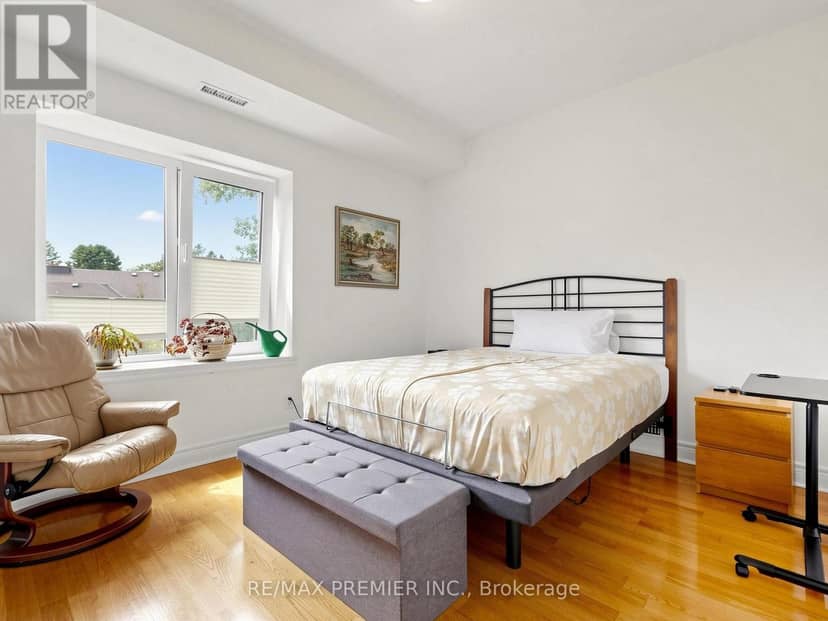 #301 - 30 Anglesey Boulevard — photo 19 of 40