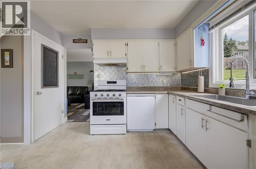 124 QUEENSWAY Drive — photo 9 of 39