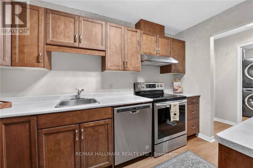 301 - 5 Niagara Street — photo 10 of 32