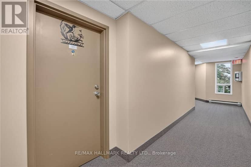 301 - 5 Niagara Street — photo 25 of 32